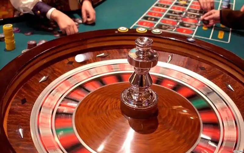 Giao diện di động thể thao và casino trực tuyến tại 789pet, màu đen vàng sang trọng
